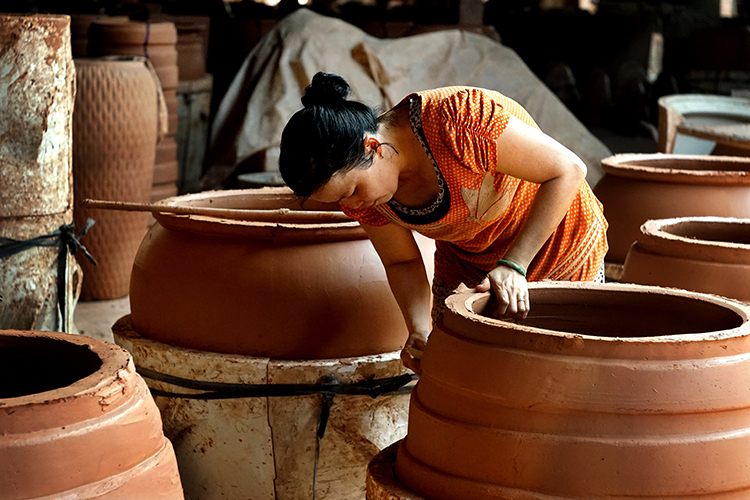 Smoothing the surface of pot