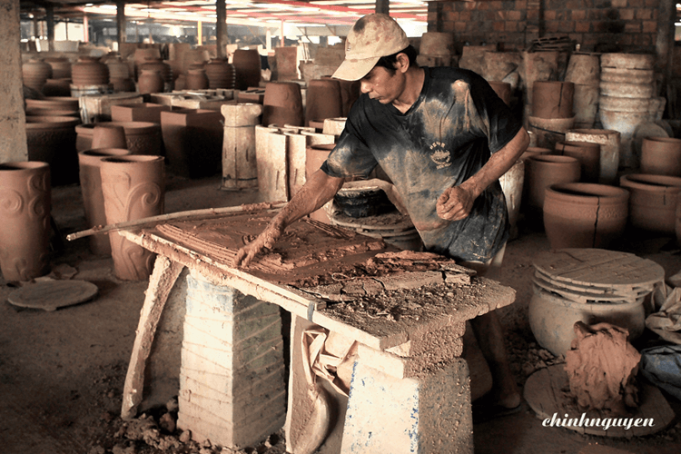 Picking up small chunks of clay to fill in gap within molding