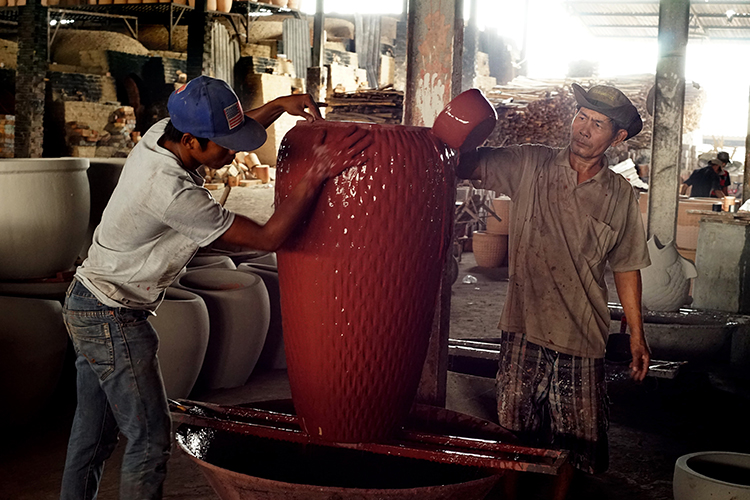 Pouring glaze